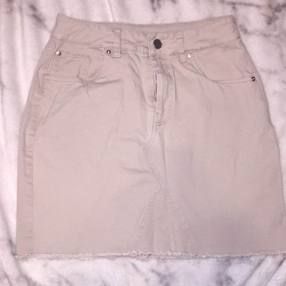 Khaki skirt, like new.
